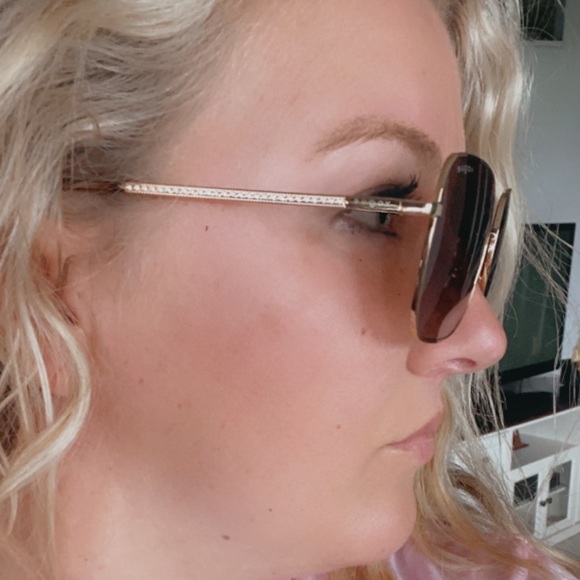 Adorable square frame Vogue sunglasses! - Picture 6 of 6